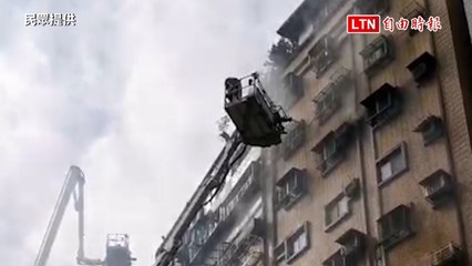永和大樓9樓失火濃煙竄天  消防疏散41人、4人送醫（民眾提供）