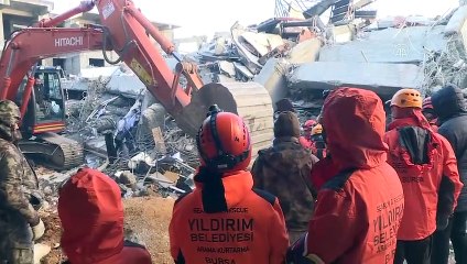 Kepçe operatörü depremden 47 saat sonra babasının enkazdan sağ çıkarılmasını sağladı