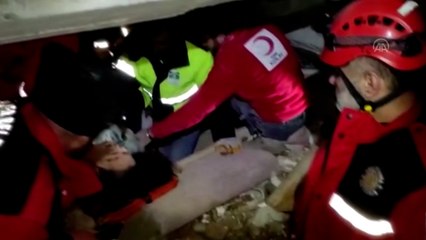 6 yaşındaki Eymen'den sonra annesi de enkaz altından kurtarıldı