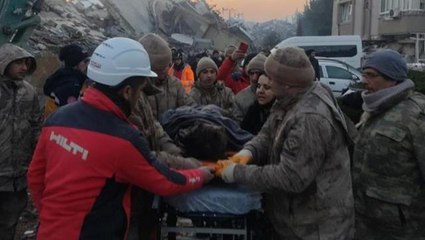 51 saat sonra gelen mucize! 5 yaşındaki kız çocuğu enkazdan sağ çıkarıldı