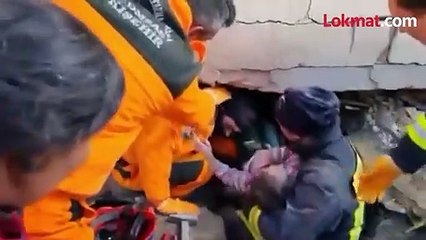 तब्बल 17 तास-ढिगाऱ्याखाली -7 वर्षांच्या मुलीनं -भावाला असं वाचवलं