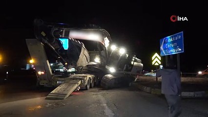 Deprem bölgesine giden tırın taşıdığı iş makinesi yola devrildi