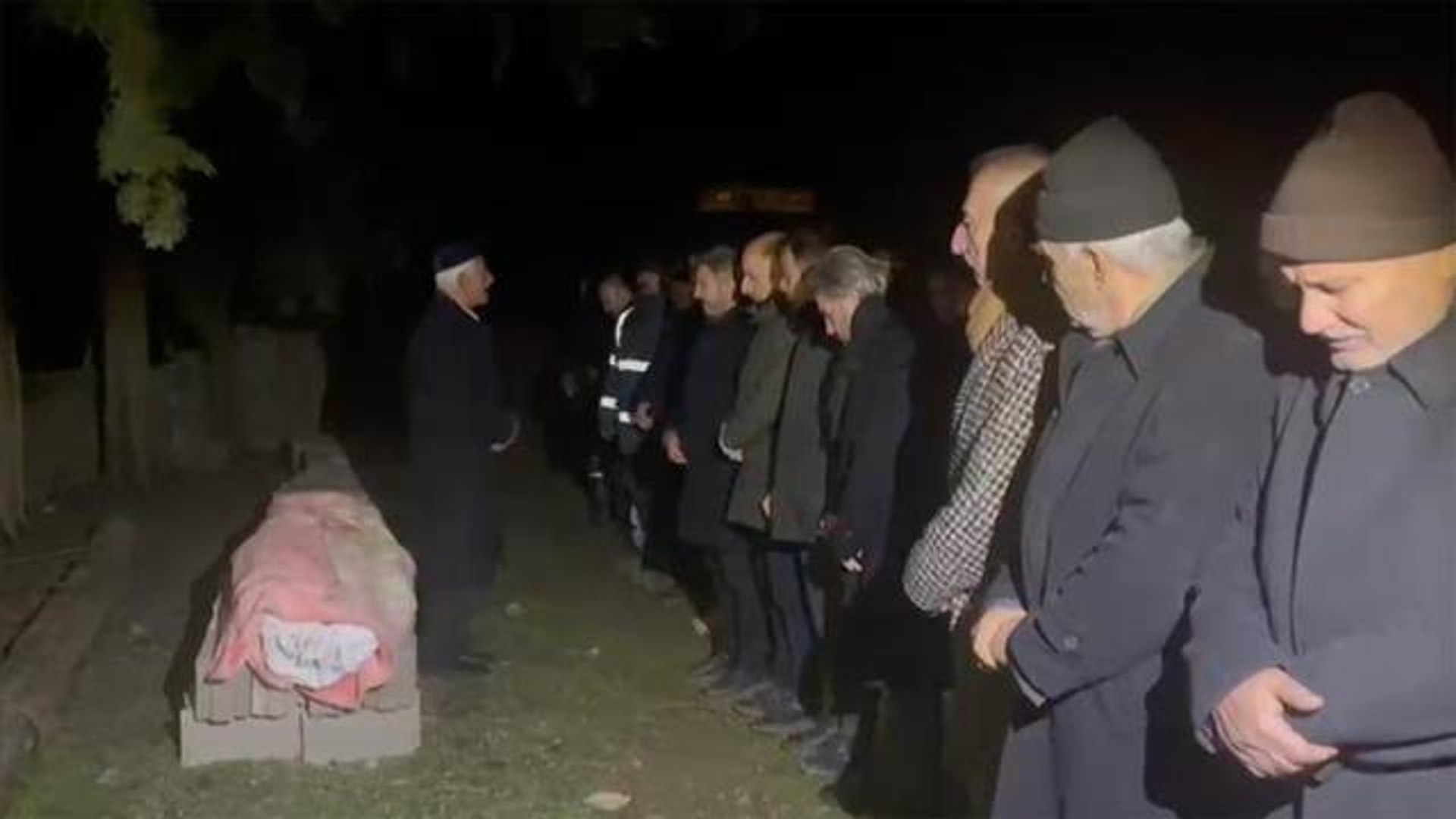 Depremde vefat eden Adıyaman Milletvekili Taş'ın cenazesi toprağa verildi -  Dailymotion Video