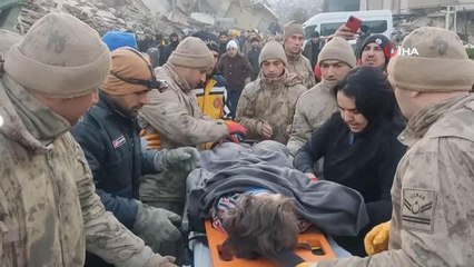 Antakya'da bir kadın sağ olarak kurtarıldı