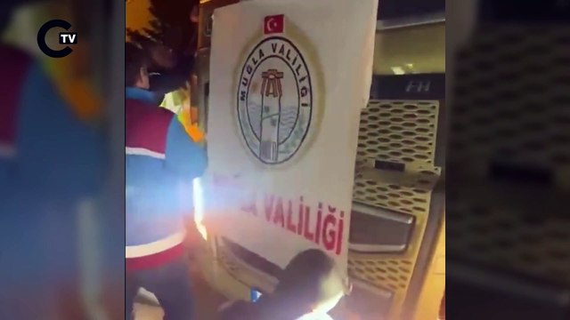 Muğla Valiliği, CHP’li Bodrum Belediyesi'nin yola çıkan yardım tırlarının önüne zorla Muğla Valiliği pankartı astırdı.