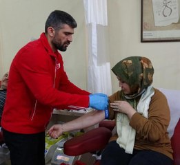 ERZURUM'DAKİ AFGAN SIĞINMACILAR, DEPREMZEDELERE KAN VERMEK İÇİN SIRAYA GİRDİ