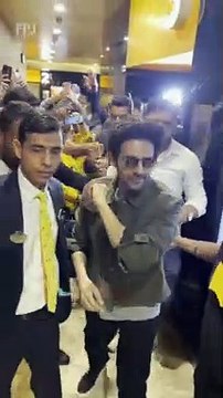 Kartik Aaryan Mobbed by Fans in Delhi while Promoting Shehzada