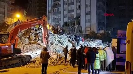 Adana'da 12 katlı apartmanın enkazından 4 ceset çıkarıldı