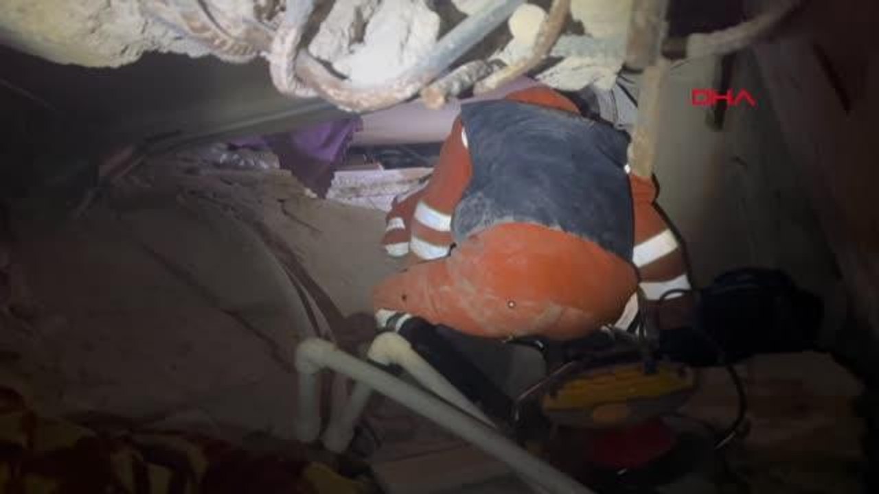 HATAY'DA MUCİZE KURTULUŞ; ÖMER ENKAZDAN 49 SAAT SONRA ÇIKARILDI