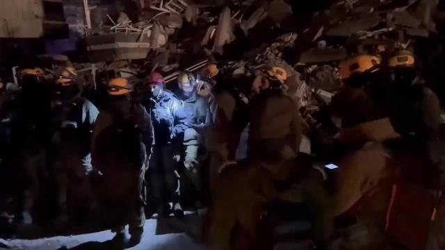İsrail Arama Kurtarma Ekipleri, Gece Boyunca Enkazlarda Çalışmalara Katıldı... Aralarında Çocukların da Bulunduğu 4 Kişi Kurtarıldı