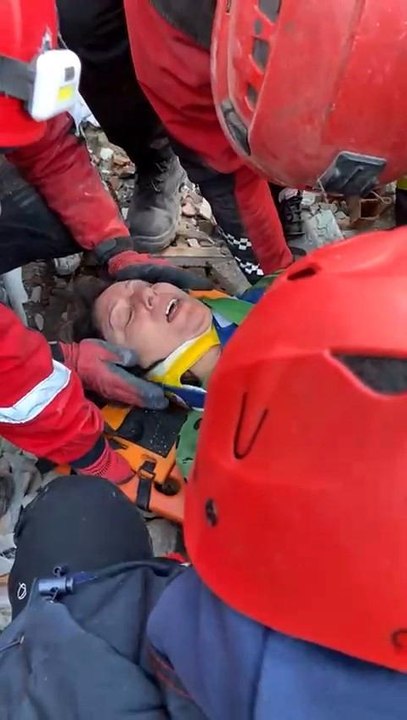 52 saat sonra kurtarıldı, sevinç gözyaşları döktü: "Hepinizi çok seviyorum"