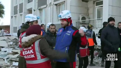 Çöken otelden ses var! CNN TÜRK Muhabiri son durumu aktardı