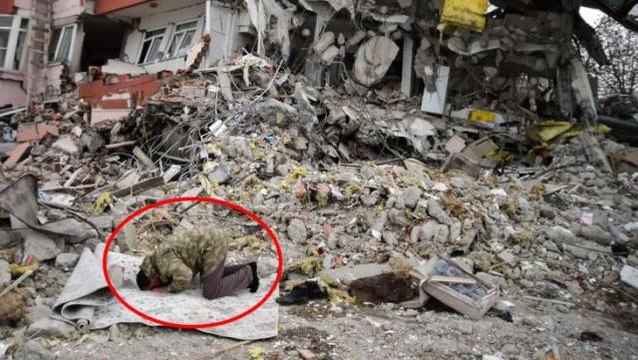 Enkazın başında namaz kılıp yakınları için dua etti