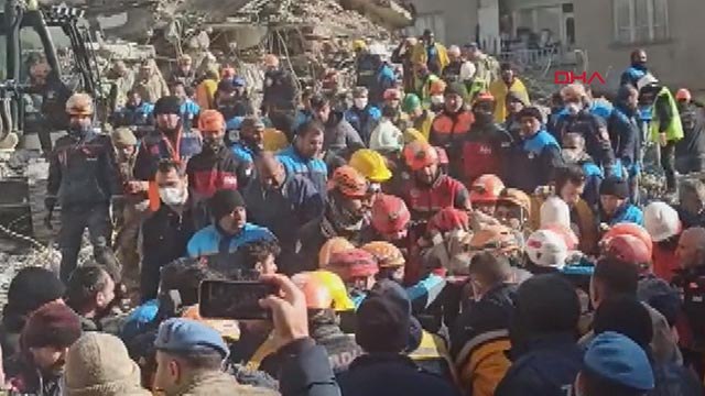 Şanlıurfa'da 56 saat sonra 60 yaşındali baba ve oğlu enkazdan sağ çıkarıldı