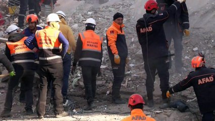 رجال إغاثة فرنسيون يساعدون في رفع الأنقاض في تركيا