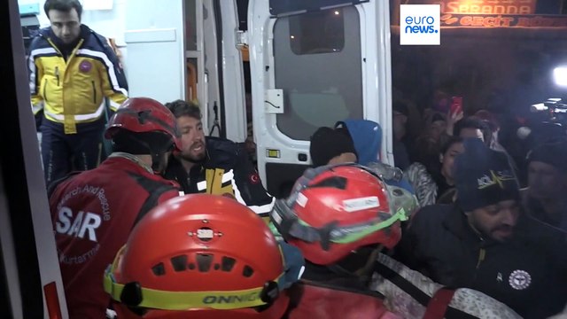 Землетрясение в Турции: Сейчас под завалами больше людей, чем над ними