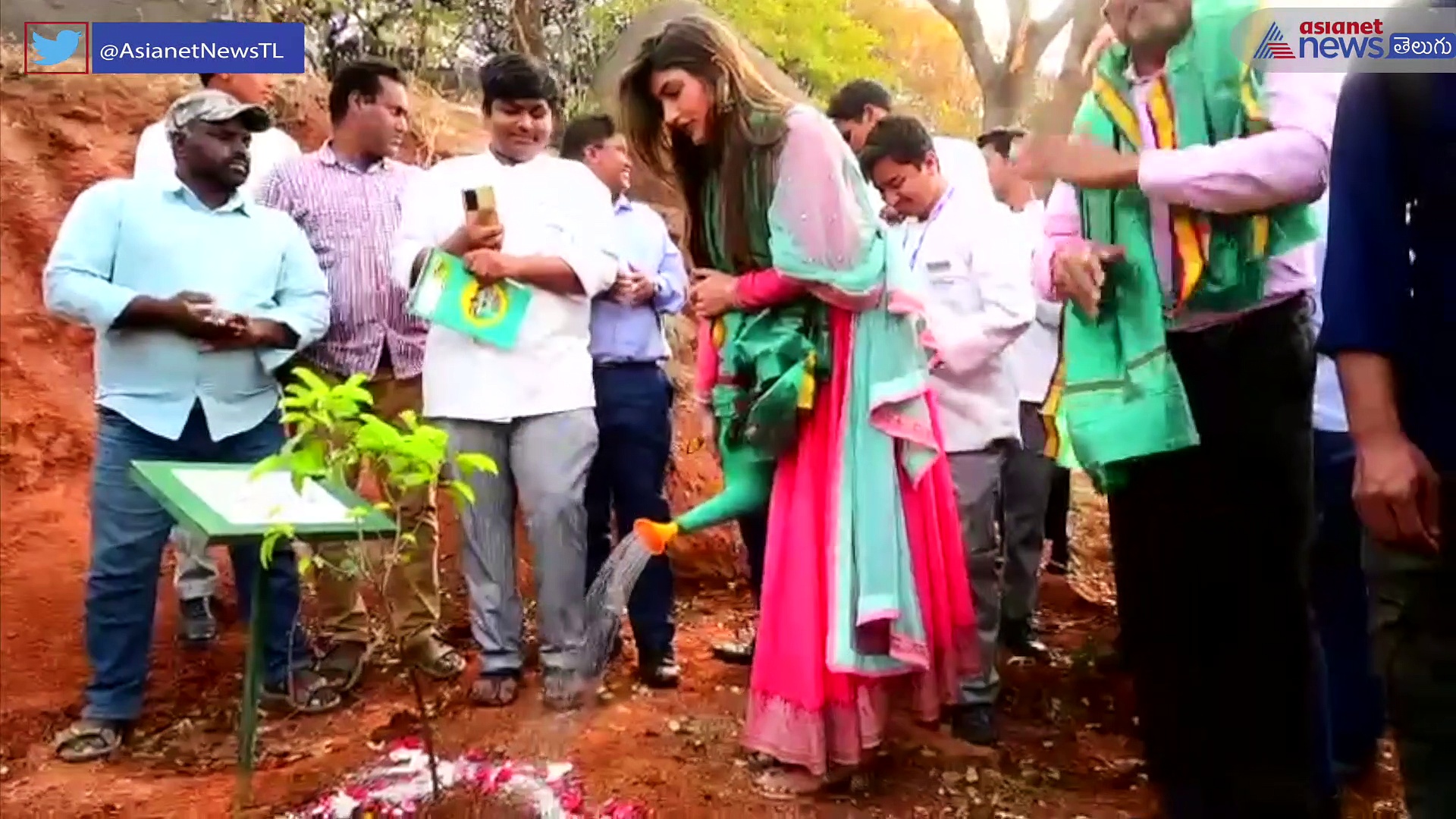 పర్యావరణ పరిరక్షణకు మేము సైతం అంటూ... మొక్కలునాటిన సోనూ సూద్, శ్రీలీల 