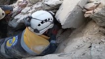 El grupo de rescatistas Cascos Blancos ha sacado de los escombros a una familia al completo en Siria