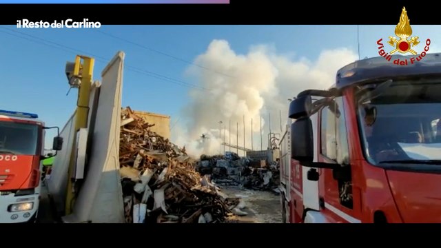 Incendio Modena, fiamme in azienda di autodemolizioni a Baggiovara