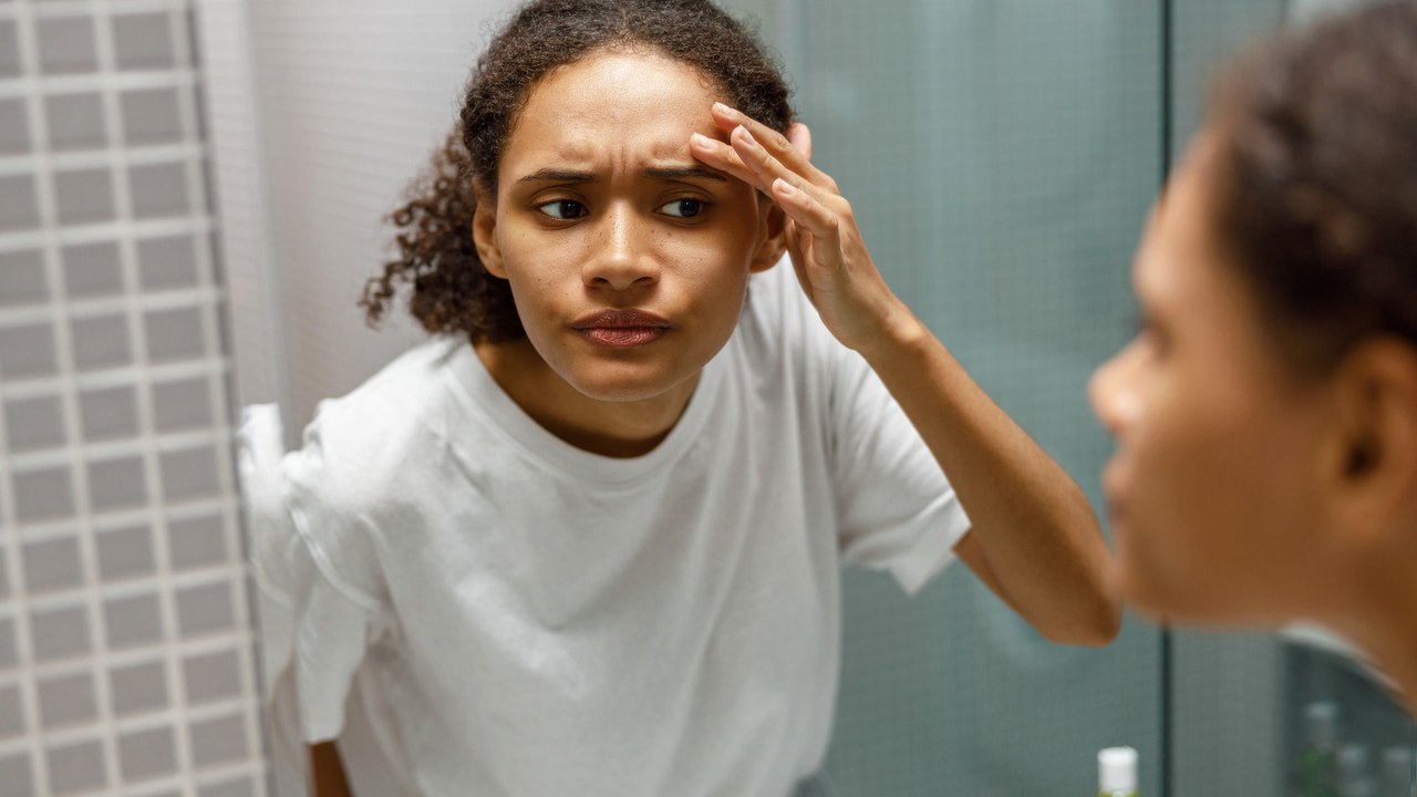 Schlafen mit Make-up: Das passiert mit deiner Haut, wenn du dich abends nicht abschminkst