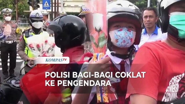 Unik, di Jember Polisi Lalu Lintas Bagi-bagi Coklat ke Pengendara