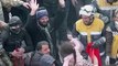 Família resgatada dos escombros em Alepo enquanto multidão festeja