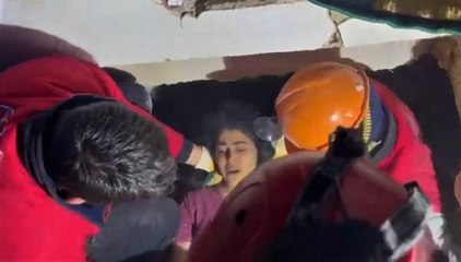 HATAY'DA 2 KOMŞU, 45'İNCİ SAATTE ENKAZDAN KURTARILDI