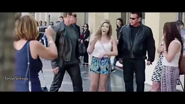 Schwarzenegger si traveste da T800 (terminator 2) e va in mezza alla gente in giro per le strade della città