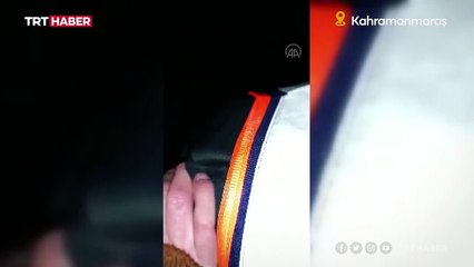 48 saat sonra kurtarılan 2 aylık bebek enkazdan elini emerek çıktı