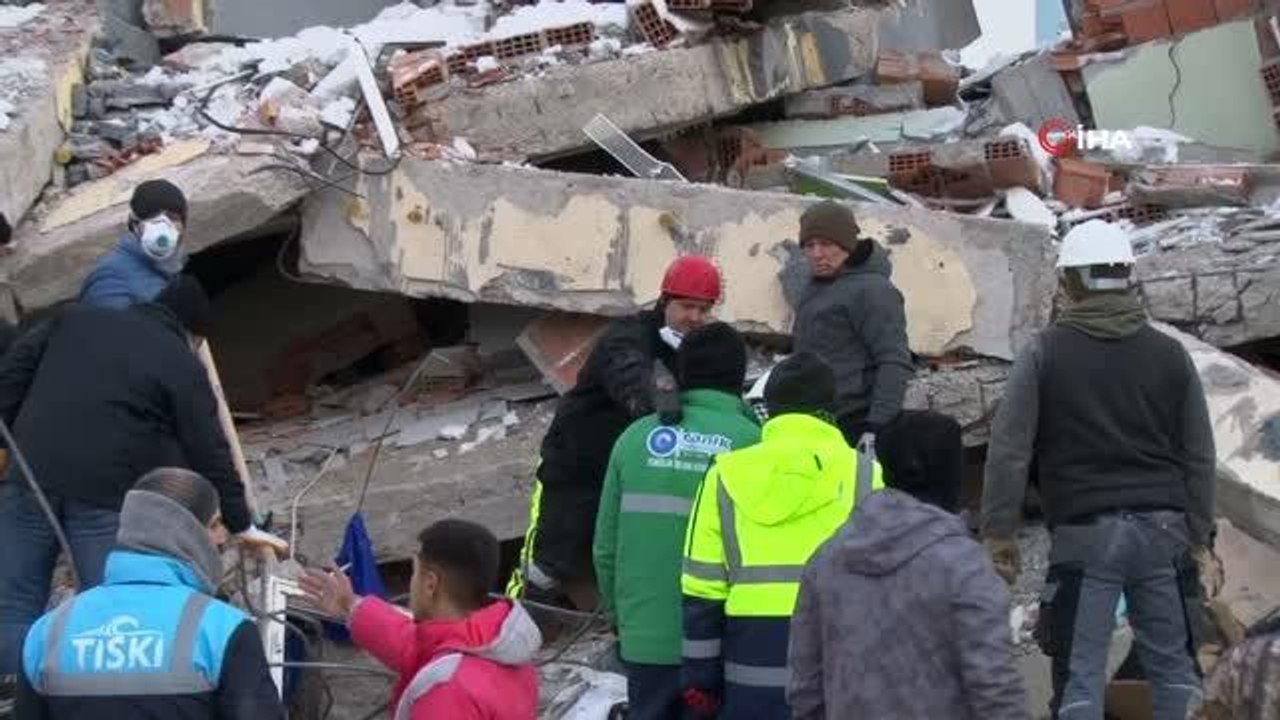 Enkaz altındaki kızını umutla bekleyen bir baba gözyaşlarına hakim olamadı