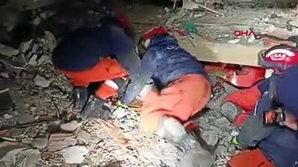 Depremlerin ardından Türkiye'ye dünyanın dört bir yanından arama kurtarma ekipleri akıyor