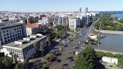 Deniz seviyesinin yükseldiği İskenderun’da binalar boşaltıldı