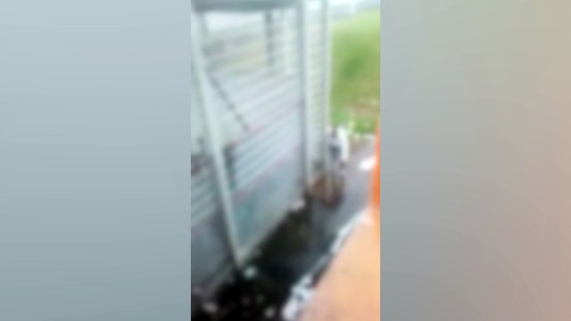 Un détenu passe par-dessus les grillages de la prison de Domenjod