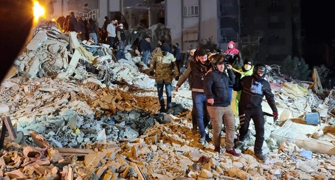 12 katlı binanın enkazından 4 kişinin cansız bedeni çıkarıldı