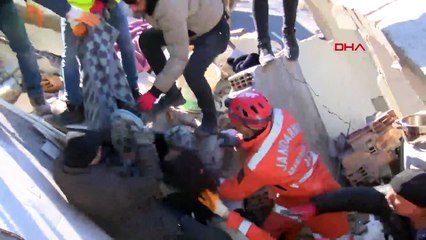 Depremin 55'inci saatinde anne ve 3 kızı sağ kurtarıldı