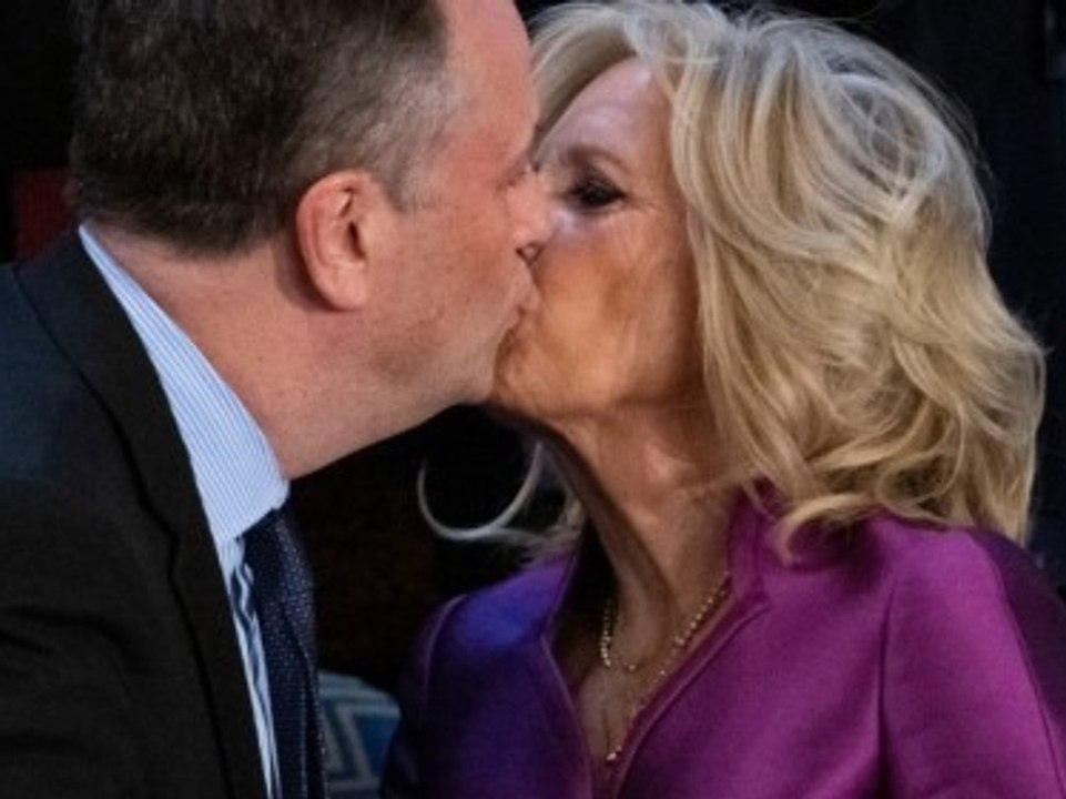 Kuss-Fail von Jill Biden? First Lady sorgt für Aufreger