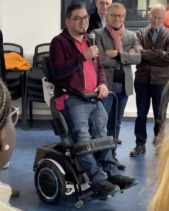 Ce fauteuil roulant permet de se déplacer debout