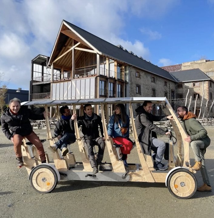 Woodybus, un véhicule électrique en bois qui transporte les enfants à l'école