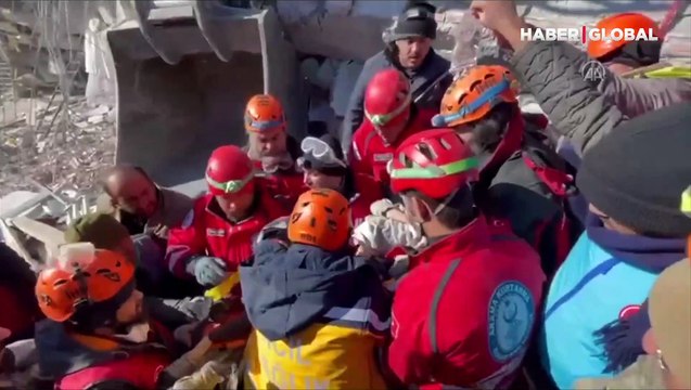 11 yaşındaki çocuk enkazdan 56 saat sonra böyle kurtarıldı