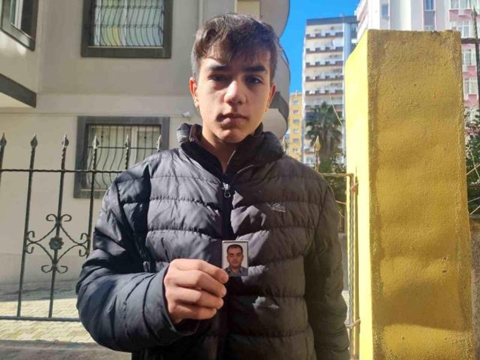 Enkazdan çıkarılan 16 yaşındaki Mehmet, şimdi umutla babasını bekliyor