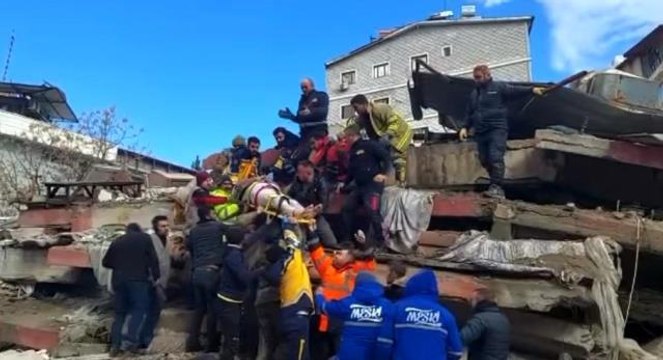 Ezine Belediyesi Arama Kurtarma Ekipleri, iki vatandaşı göçük altından sağ olarak kurtardı