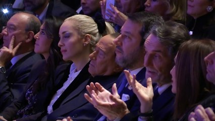 Dal bacio con Fascina alle risate con Salvini: tutte le smorfie di Berlusconi all'evento del centrodestra