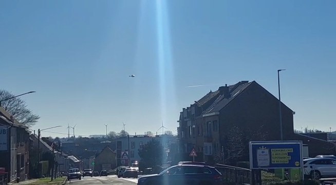 Un hélicoptère survole la ville de Leuze-en-Hainaut ce mercredi en milieu de journée