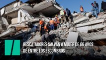 Rescatadores salvan a mujer de 66 años de entre los escombros