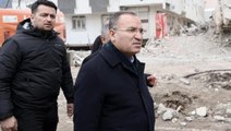 Depremde yakınlarını kaybeden vatandaş Bakan Bozdağ'a dert yandı: Marketlerin kolonlarını kestiler