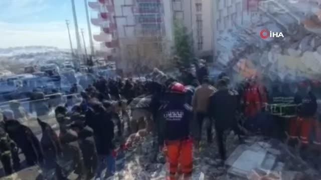 Polonyalı arama-kurtarma ekibi enkaz altından 14 kişiyi kurtardıBir çocuk ile yaşlı kadının enkaz altından çıkarıldığı anlar kameraya yansıdı