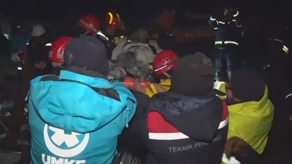 Download Video: Los equipos de rescate internacionales ya salvan supervivientes en Turquía y Siria