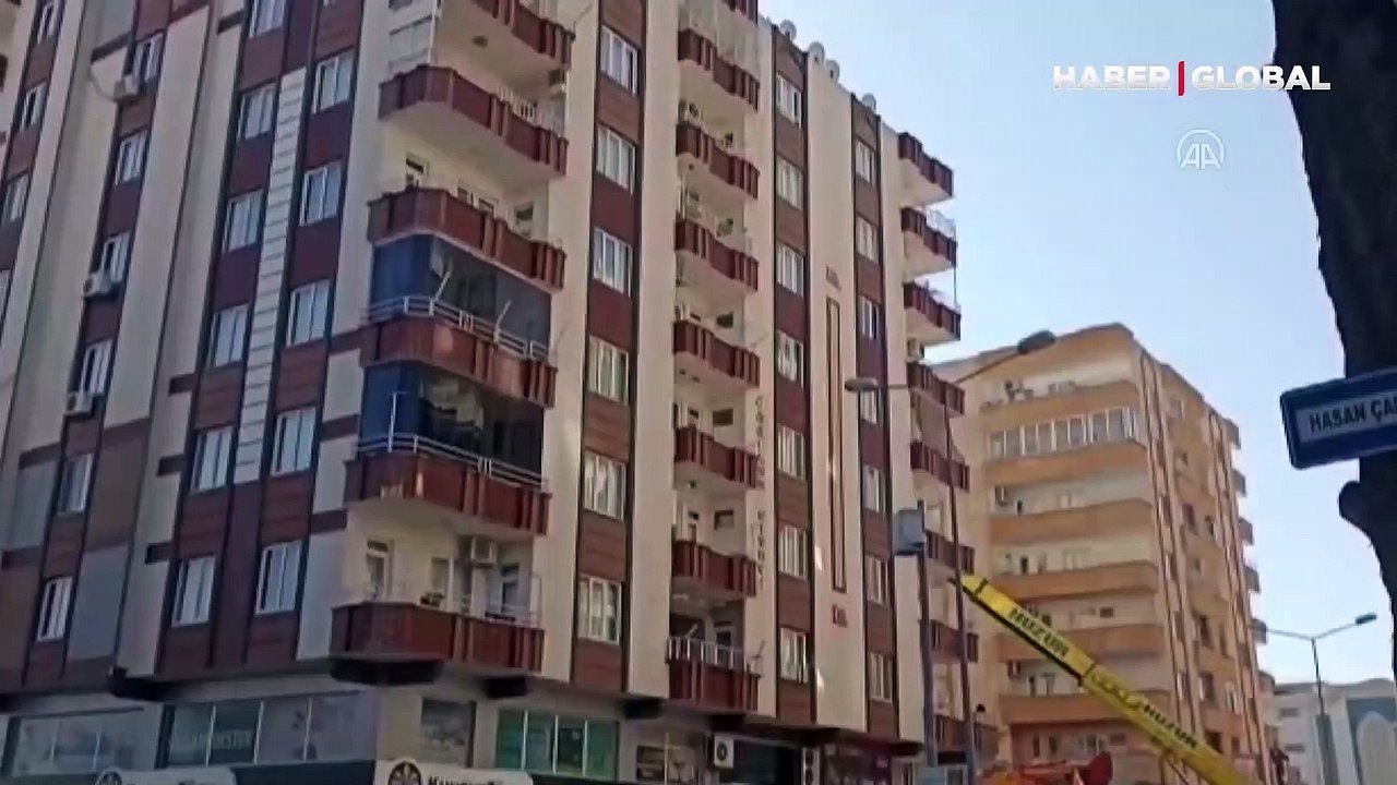 Artçı deprem sonrası yaşanan panik anları kameraya böyle yansıdı: Çıkın!
