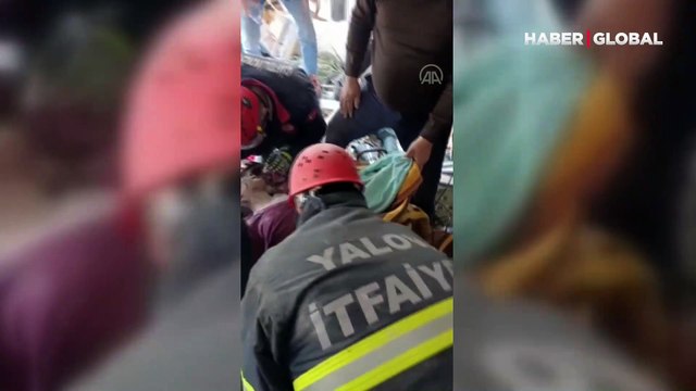 İki çocuğuyla enkazdan çıkarılan kadının kurtarma ekibiyle duygulandıran diyaloğu
