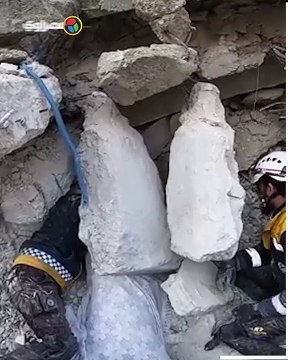 كان منقذا واليوم ضحية.. لحظات مؤلمة للمتطوعين أثناء انتشال جثة زميلهم في سوريا